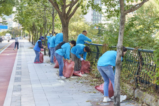 노벨리스 임직원들이 11일 서울 청계천에서 환경개선 봉사활동을 진행했다