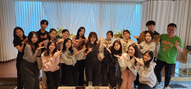 테크스톰 Debbie Lee 대표(가운데)가 K-POP 명문사관학교로 유명한 서울공연예술고등학교(SOPA)를 방문해 학생들과 기념사진을 촬영하고 있다