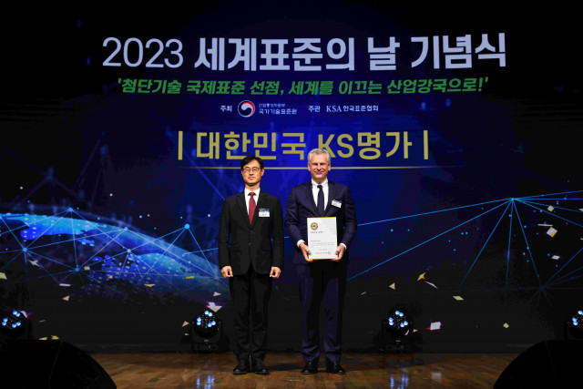 왼쪽부터 국가기술표준원 원장 진종욱과 한국쉘석유 대표이사 라머스 예룬 피터가 ‘2023 세계 표준의 날’ 기념식에서 기념 촬영을 하고 있다
