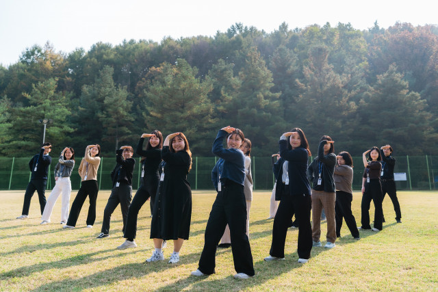 10월 30일 경기도 성남시에 위치한 코이카 본부에서 코이카 직원들이 ODA Song 댄스챌린지에 참여하고 있다