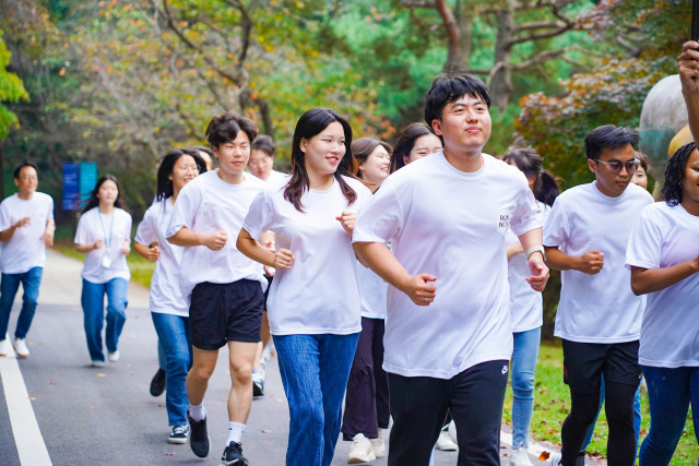10월 13일 경기도 성남시에 위치한 코이카 본부에서 SDGs 마라톤에 참여한 코이카 임직원과 코이카 서포터즈 위코(WeKO) 5기 활동자들이 16.9km를 완주하고 있다