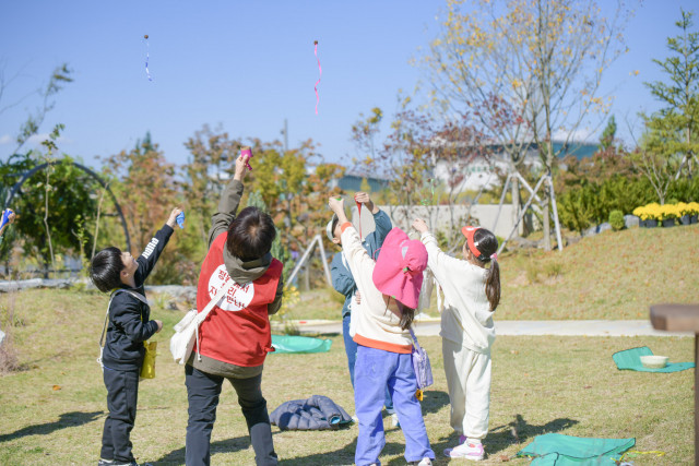 어린이들이 서울식물원 내 거인의 정원에서 ‘거인의 정원 놀이캠프’을 즐기며 뛰어놀고 있다