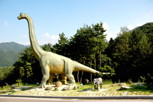 한국자연사박물관 야외전시관에 있는 청운공룡의 복원 전시물