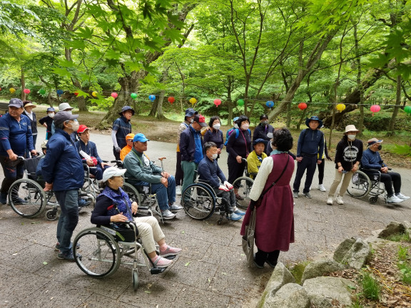 숲해설 강의를 듣고 있는 장애인들