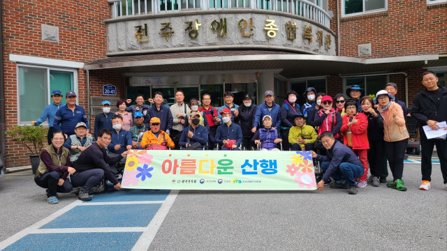 행사에 참여한 전북지부 교육생과 자원봉사자들