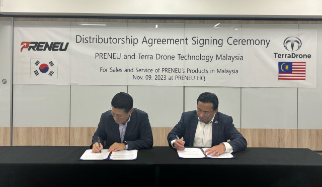 왼쪽부터 프리뉴 이종경 대표와 TERRA DRONE TECHNOLOGY MALAYSIA의 IZWAN BIN ZAINAL ABIDIN 대표가 협약서에 서명하고 있다