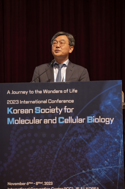 한국분자·세포생물학회 이준호 회장(서울대학교)이 정기학술대회 개막식식에서 개회사를 하고 있다.