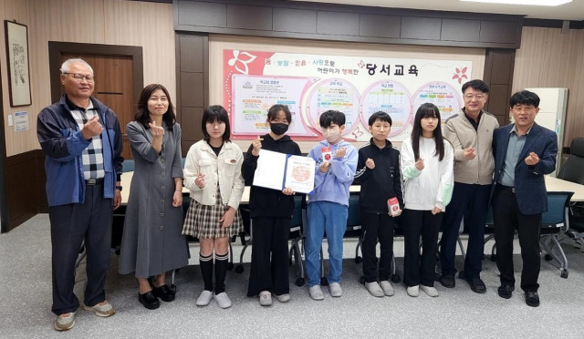 서울당서초등학교 이성순 교장과 학생 대표들의 모습