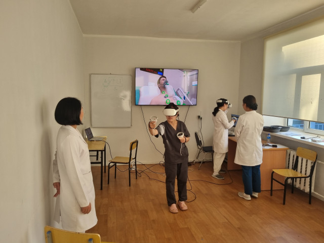 몽골국립간호대학생의 메디크루 VR 실습 모습