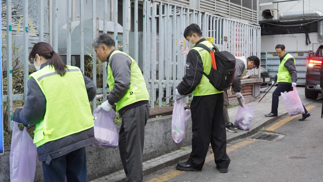 삼정펄프 임직원들이 서울 혜화동 대학로에서 환경 정화 활동을 진행하고 있다