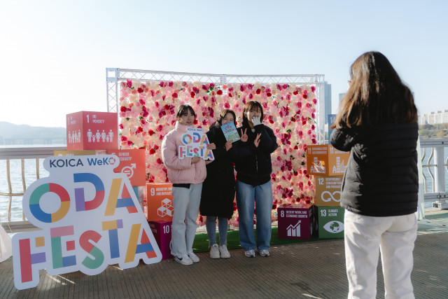 코이카가 서울반포한강공원 잠수교에서 공적개발원조(ODA)와 유엔 지속가능발전목표(SDGs)를 홍보하기 위해 개최한 ‘ODA 페스타’ 내 포토존에서 참가자들이 기념 촬영을 하고 있다