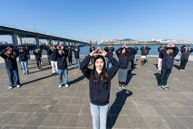 코이카가 서울반포한강공원 잠수교에서 공적개발원조(ODA)와 유엔 지속가능발전목표(SDGs)를 홍보하기 위해 개최한 ‘ODA 페스타’에서 코이카 글로벌 서포터스 위코 5기가 단체로 ODA Song 댄스챌린지를 선보이고 있다.