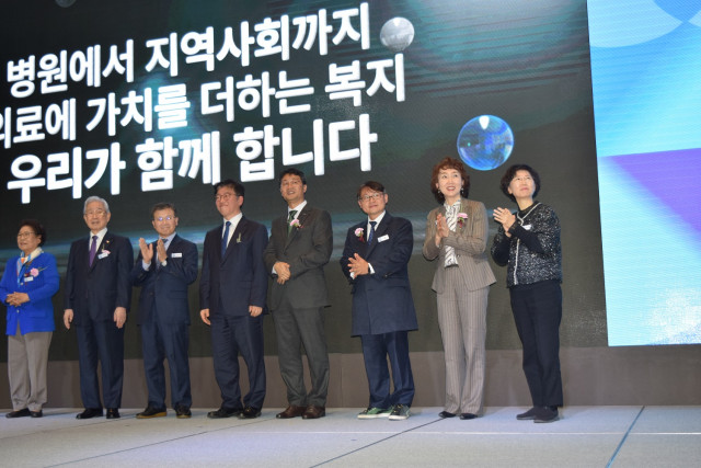 기념 퍼포먼스에 참여한 강선경 한국사회복지공제회 이사장(오른쪽에서 두 번째)
