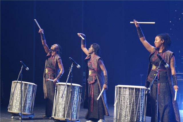 11월 4일 서울 국립극장 달오름극장에서 열린 ‘2023 K-커뮤니티 페스티벌’에서 나이지리아 한류 동호회가 한국 현대 타악 공연을 하고 있다