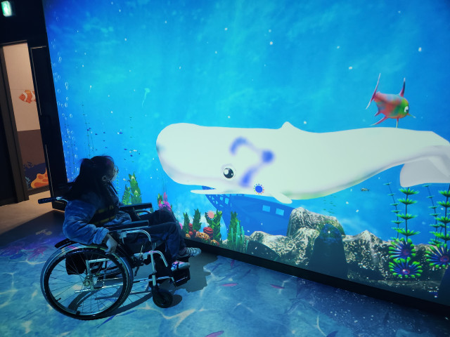 한 장애 청소년이 거점형 상상누림터의 아트존에서 고래에 색을 칠하는 체험을 하고 있다