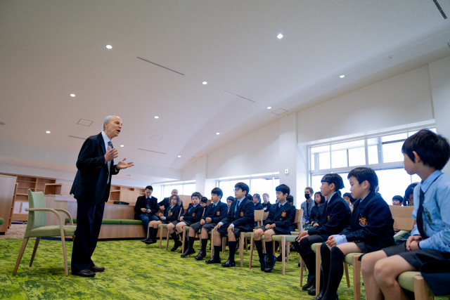 Professor Kornberg engages with primary pupils in the masterclass, discussing what it means to be a ...