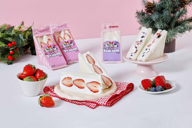 GS25가 겨울 전략 상품으로 선보이는 ‘딸기 샌드위치’ 및 ‘믹스베리 샌드위치’