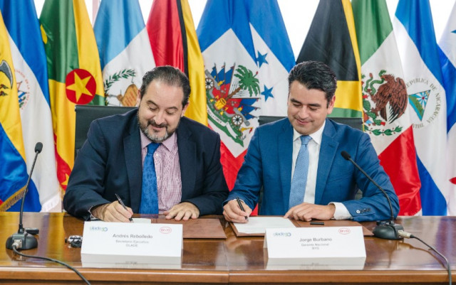 BYD and OLADE Form Strategic Partnership (Left: Executive Secretary of OLADE, Andrés Rebolledo Smitmans; Right: Country Manager of BYD Ecuador, Jorge Burbano) (Photo: Business Wire)