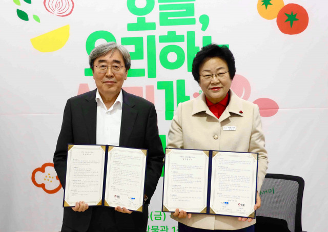 왼쪽부터 박진선 샘표 대표이사와 김경희 이천시장이 업무협약식에서 기념 촬영을 하고 있다