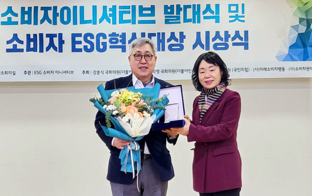 왼쪽부터 김정수 샘표 홍보본부장, 김향자 미래소비자행동 공동대표가 기념 촬영을 하고 있다
