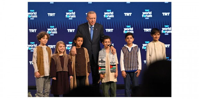 President of Turkey Recep Tayyip Erdogan with children at the TRT World Forum 2023 (Photo: Business ...
