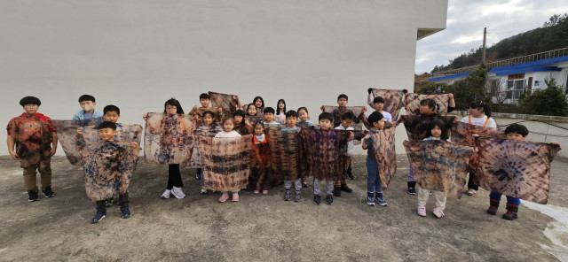 신안구 안죄도 에코신안마을학교 학생들이 스카프 홀치기 천연염색 체험을 하고 있다