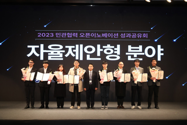 이달 7일 서울 JW메리어트 동대문 스퀘어에서 열린 ‘2023 민관협력 오픈이노베이션 성과공유회’ 행사에서 렛서 심규현 대표(오른쪽에서 네 번째)가 장관상을 수상하고 다른 수상자들과 기념 촬영을 하고 있다