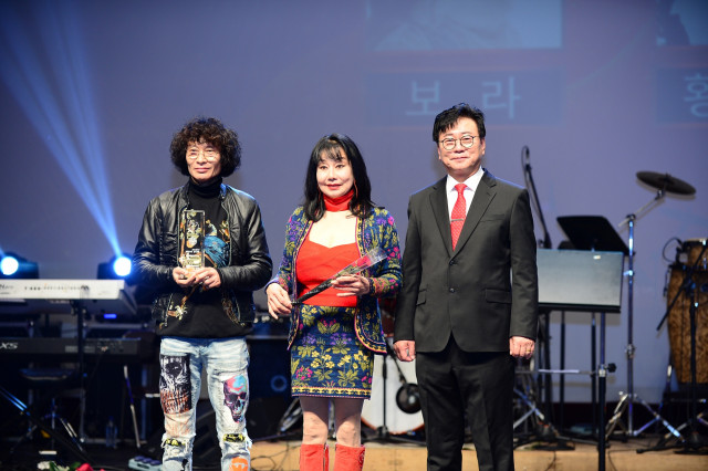 가수 보라(가운데)가 제57회 가수의 날 시상식에서 ‘대한민국특별공로대상’을 수상하고 한국가수협회 윤천금 회장(오른쪽), 작곡가 김연호와 기념촬영을 하고 있다