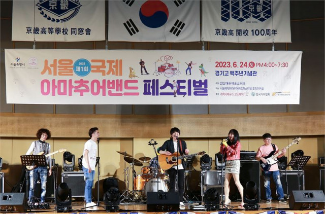 가수 보라는 올해 한일대중예술교류회를 설립하고 ‘제1회 서울국제아마추어밴드페스티벌’을 성공리에 개최하며 밴드음악 활성화에 기여했다