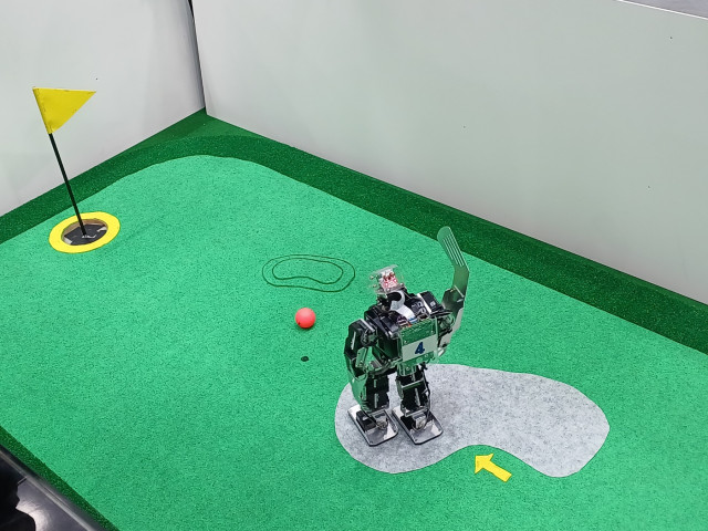 ‘제21회 임베디드 소프트웨어 경진대회’에서 지능형 휴머노이드 로봇이 골프 경기를 하고 있다