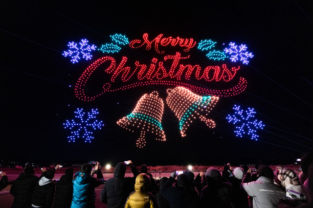 메리 크리스마스 메시지를 2025대의 드론으로 하늘에서 펼쳐보이고 있다