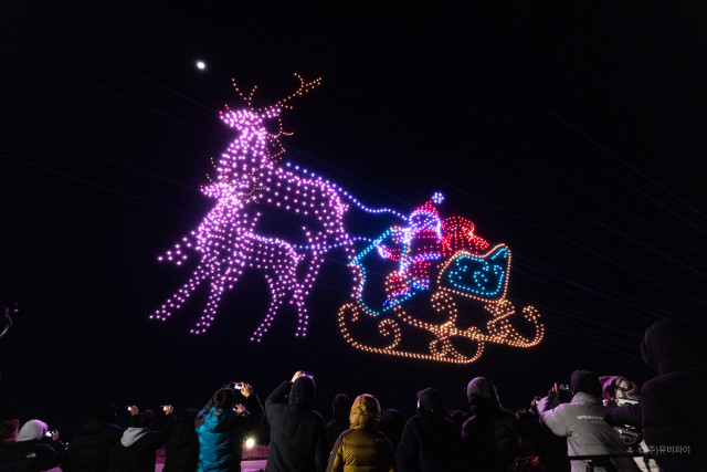 크리스마스를 상징하는 산타와 루돌프를 2025대의 드론으로 보여주고 있다