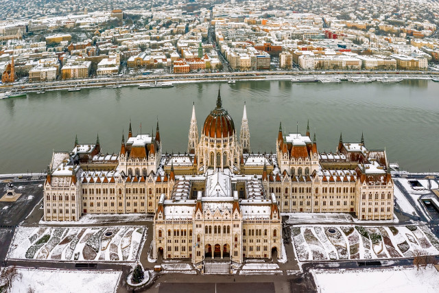 부다페스트의 대표 랜드마크인 헝가리 국회의사당의 겨울 전경