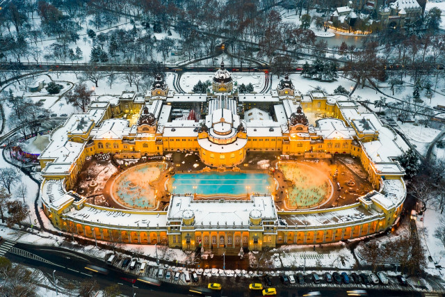 부다페스트 세체니 온천의 겨울 전경