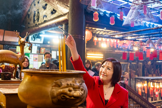 Pray for success in career and education in Man Mo Temple (Photo: Hong Kong Tourism Board)