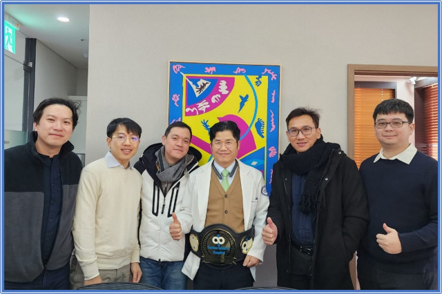 청담해리슨병원 외국인 의사 참관프로그램 참가자들과 김현성 병원장(왼쪽 세 번째)