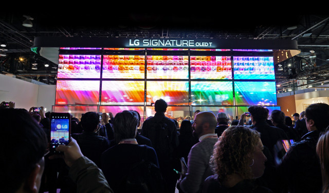 세계 최초 투명·무선 올레드TV ‘LG 시그니처 올레드 T’ 미디어아트를 관람하는 관객들