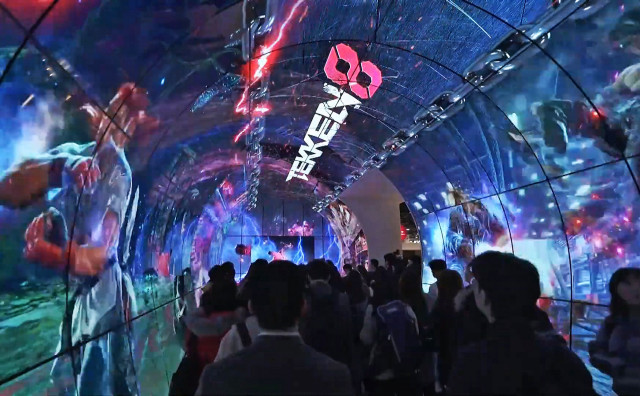 관람객들이 CES 2024 LG전시관에 설치된 webOS 미디어터널을 관람하고 있다