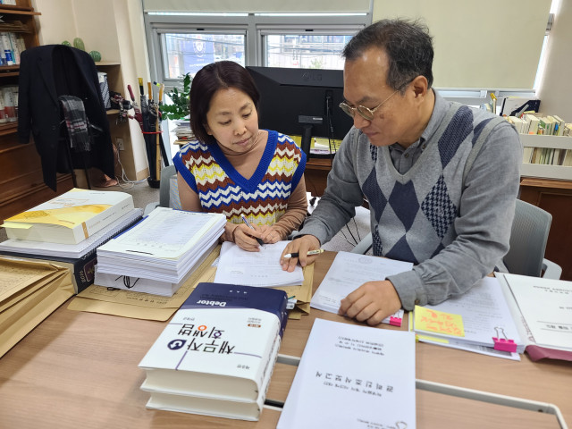 이상준 고문변호사(오른쪽)와 채혜선 변호사가 상장폐지된 기업의 거래 재개를 위한 전략을 세우고 있다