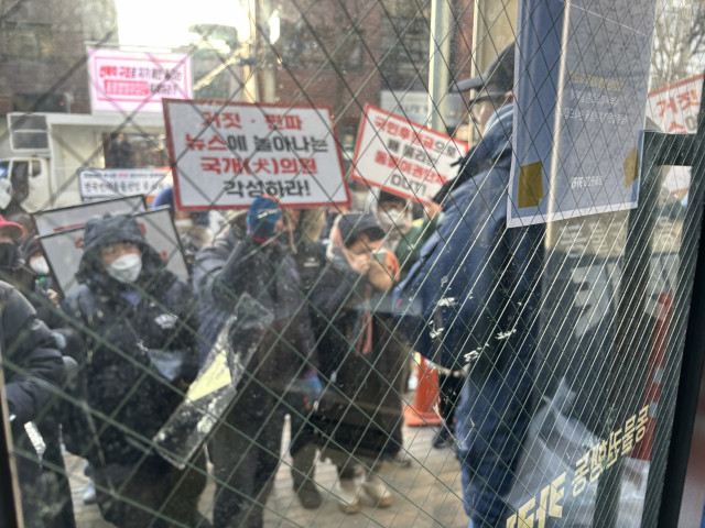 카라 더불어숨센터 앞 시위 현장(동물권행동 카라 제공)