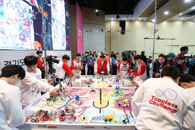 2023-2024 퍼스트 레고 리그 한국대회에서 선수들이 로봇 경기를 진행하고 있다
