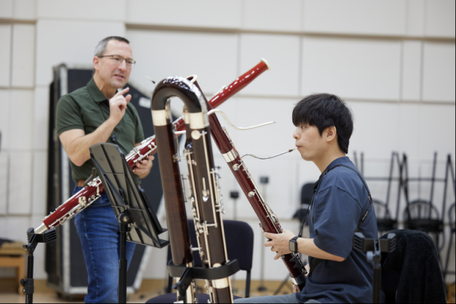 2023 KNSO국제아카데미에 참여한 조기화 참가자(현 국립심포니 단원)가 베를린 필하모닉 오케스트라 단원의 마스터클래스를 받고 있다