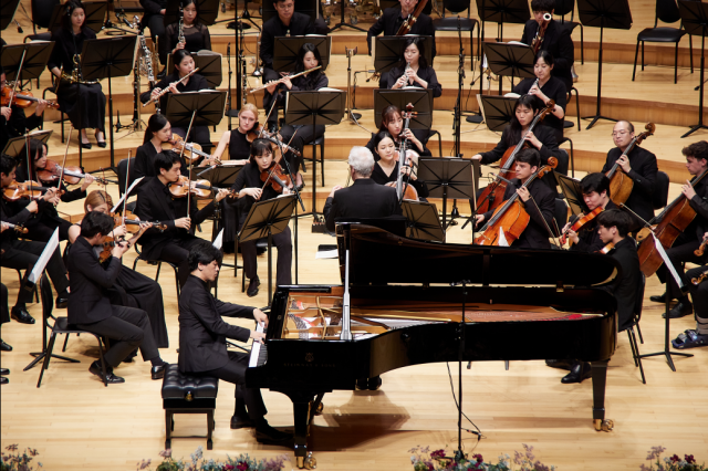 2023 KNSO국제아카데미 참가자로 구성된 오케스트라가 스타 연주자 임윤찬을 키워낸 피아니스트 손민수와 협연 무대를 갖고 있다
