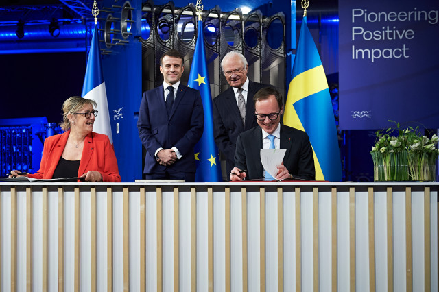 원자력 연구 관련 양국 간 협력 구축을 위한 의향서에 서명하는 매트 페르손 장관(스웨덴)과 실비 레탈로 장관(프랑스)