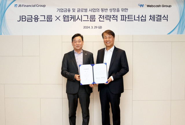 왼쪽부터 김기홍 JB금융그룹 회장과 석창규 웹케시그룹 회장이 전략적 투자 계약 체결 후 기념 촬영을 하고 있다