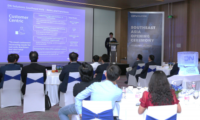 DN솔루션즈가 동남아시아 시장 공략을 강화하기 위해 베트남 법인 ‘DN Solutions Vina’를 설립했다. 이창민 DN솔루션즈 베트남 법인장이 2월 29일 베트남 호찌민시에서 열린 오프닝 세레모니 베트남 법인의 역할과 기능에 대해 설명하고 있다