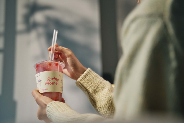 ‘핑크 베리 블라썸 샌드위치’와 함께 출시한 딸기 에이드(© 골든하인드)