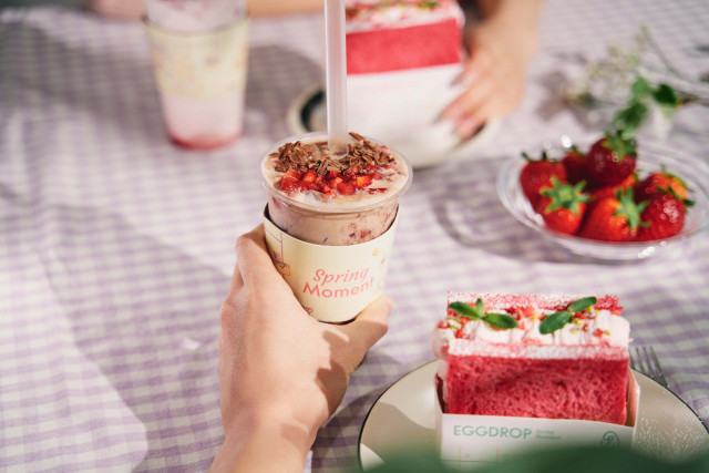 ‘핑크 베리 블라썸 샌드위치’와 딸기 초코라떼(© 골든하인드)