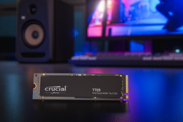 크루셜 T705 Gen5 SSD는 PCIe 5.0 기술을 적용한 고성능·초고속 NVMe 스토리지 제품이다. M.2 2280 디자인 레이아웃에 일관된 고성능을 보장하는 마이크론 232단(레이어) TLC 3D 낸드 플래시를 사용했다. 이전 규격인 PCIe 3.0과 4.0 시스템 환경에서도 완벽하게 동작한다