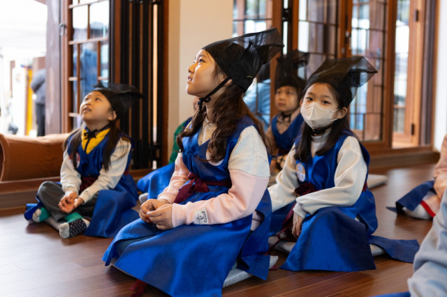 어린이들이 전통생활문화교육 ‘쿵떡쿵떡 놀이학당’에 참여하고 있다